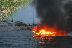 Umag, 13. lipnja 2010 - djelatnici ACI marine su gumenom brodicom oteglili goreće plovilo izvan marine kako se požar ne bi proširio i na susjedna plovila, a vatrogasci su šmrkovima oko 21 sati ugasili požar